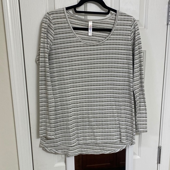 Like New - LulaRoe Long Sleeve Top (S) - Picture 1 of 6